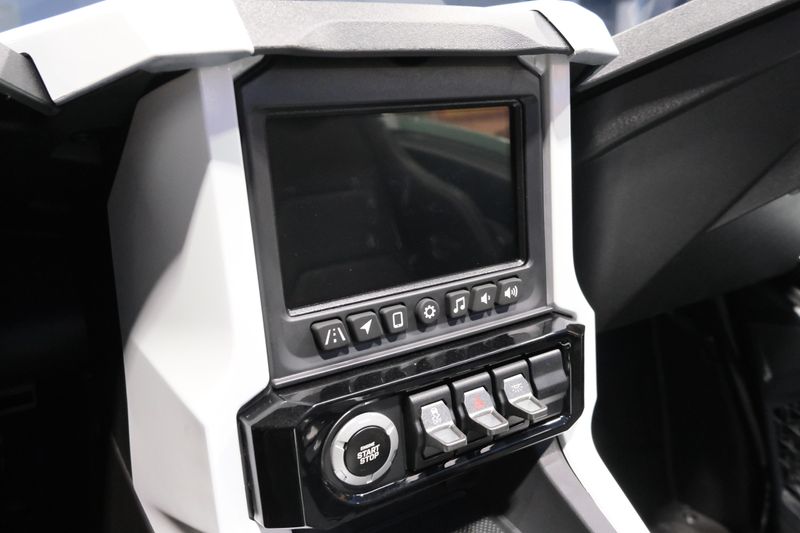 NEW 2026 POLARIS SLINGSHOT R AUTODRIVE Image 9