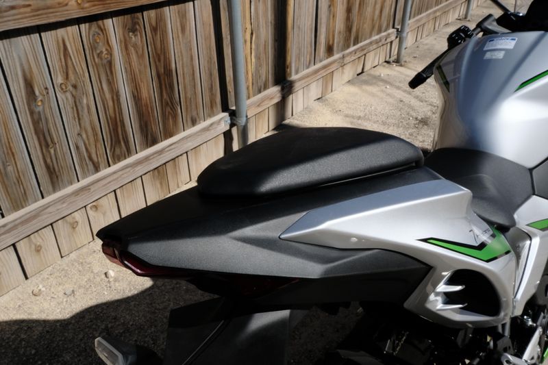 2024 Kawasaki NINJA 7 HYBRID ABS METALLIC BRIGHT SILVER AND METALLIC MATTE LIME GREEN AND EBONYImage 4