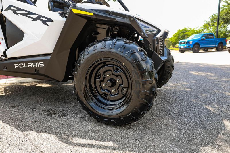 2022 Polaris RZR 200 EFI  WHITE LIGHTNING Image 6