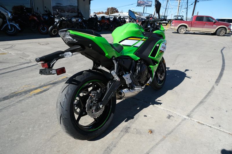 2025 Kawasaki NINJA 650 KRT EDITION ABS LIME GREEN AND EBONY AND PEARL BLIZZARD WHITEImage 15