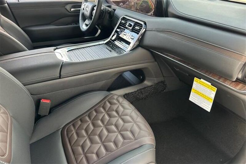New 2025 Nissan Armada PlatinumImage 14
