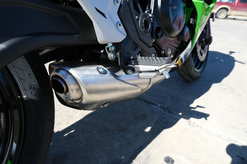 2025 Kawasaki NINJA 650 KRT EDITION ABS LIME GREEN AND EBONY AND PEARL BLIZZARD WHITEImage 10