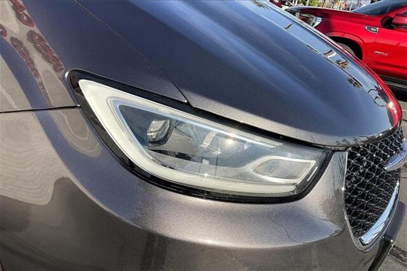 2023 Chrysler Pacifica Hybrid LimitedImage 3