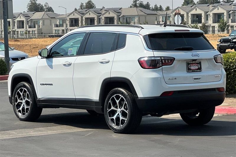 2024 Jeep Compass Latitude photo 6