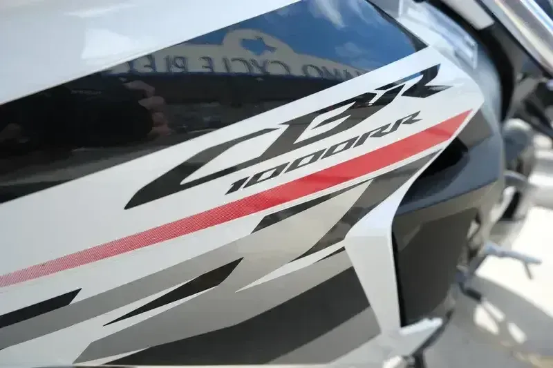 2025 Honda CBR1000RR PEARL WHITE Image 16