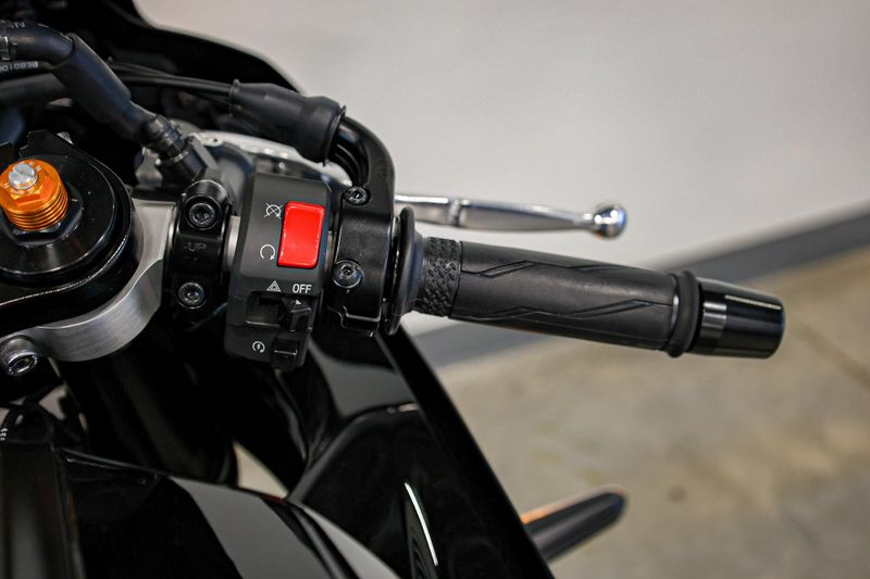 New 2025 Yamaha YZFR7 MATTE RAVEN BLACK Image 3