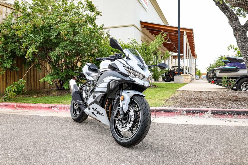 2025 Kawasaki NINJA ZX4RR ABS  METALLIC MATTE WHITISH SILVER AND METALLIC FLAT SPARK BLACK Image 1