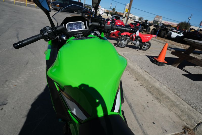 2025 Kawasaki NINJA 650 KRT EDITION ABS LIME GREEN AND EBONY AND PEARL BLIZZARD WHITEImage 16