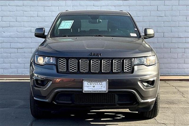 2017 Jeep Grand Cherokee AltitudeImage 2