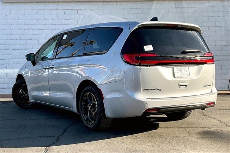 2023 Chrysler Pacifica Plug-in Hybrid Limited in a Silver Mist Clear Coat exterior color and Blackinterior. I-10 Chrysler Dodge Jeep Ram (760) 565-5160 pixelmotiondemo.com 