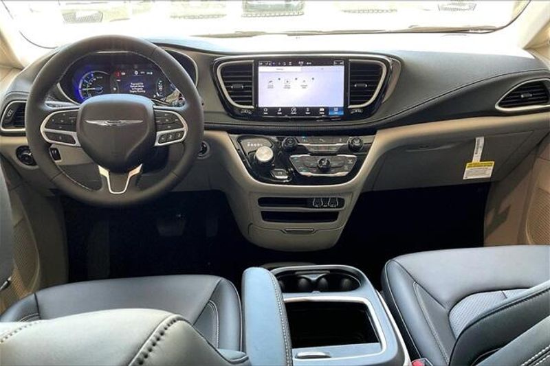 2023 Chrysler Pacifica Hybrid Touring L photo 4