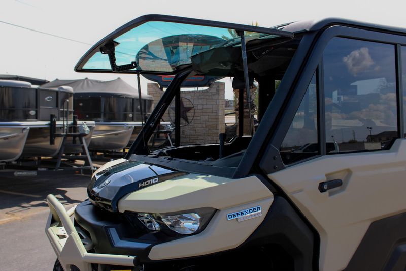 2025 Can-Am DEFENDER MAX LIMITED CAB HD10 DESERT TAN AND STEALTH BLACK Image 12