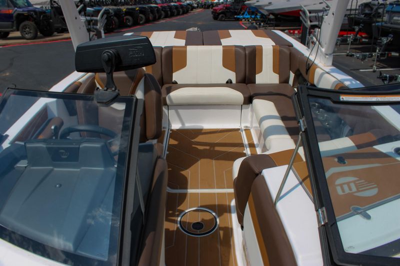 2024 MALIBU 21 LX  in a WHITE exterior color. Family PowerSports (877) 886-1997 familypowersports.com 