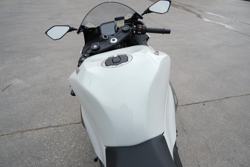 2025 Kawasaki NINJA ZX6R PEARL BLIZZARD WHITEImage 9