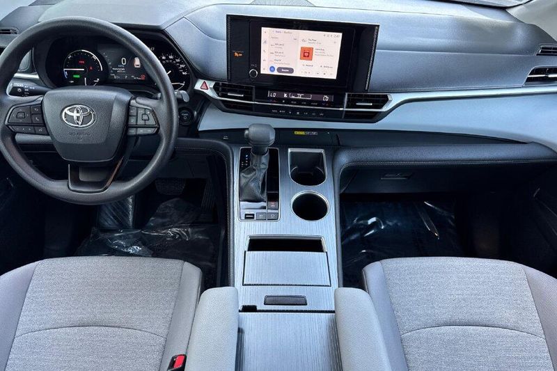 Used 2026 Toyota Sienna LEImage 12