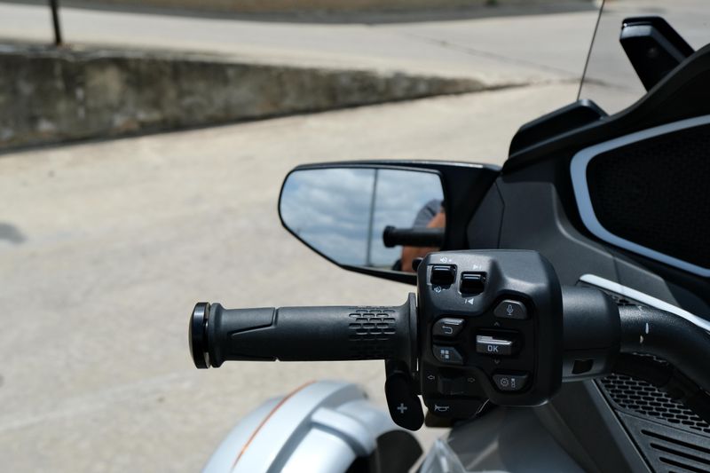 2024 Can-Am SPYDER RT LIMITED HYPER SILVER WITH PLATINUM Image 14
