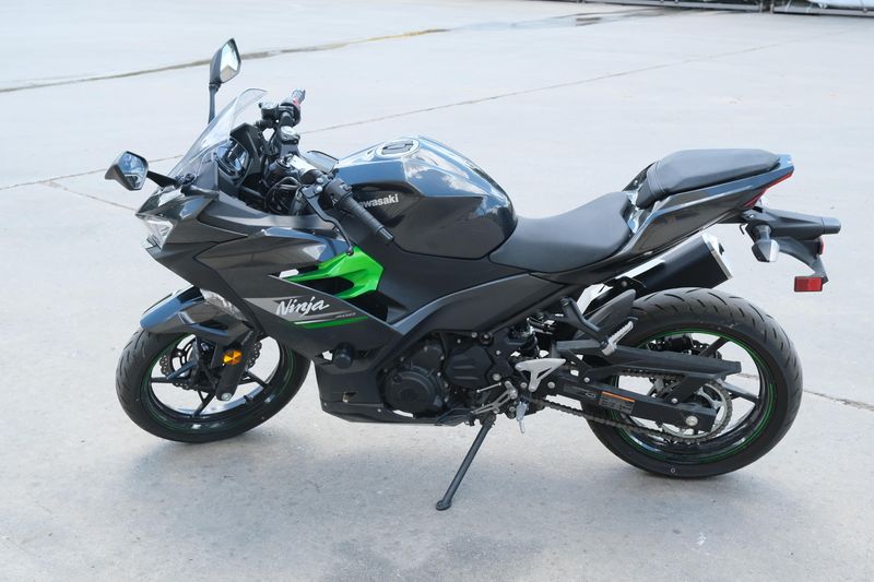 2023 Kawasaki NINJA 400 ABS METALLIC CARBON GRAY AND METALLIC MATTE CARBON GRAY Image 7