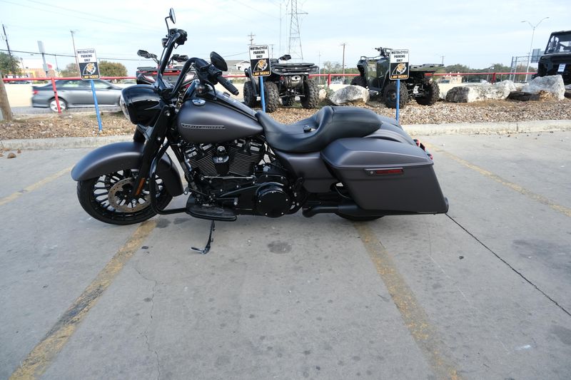 2017 HARLEY ROAD KING SPECIAL BLACKImage 8