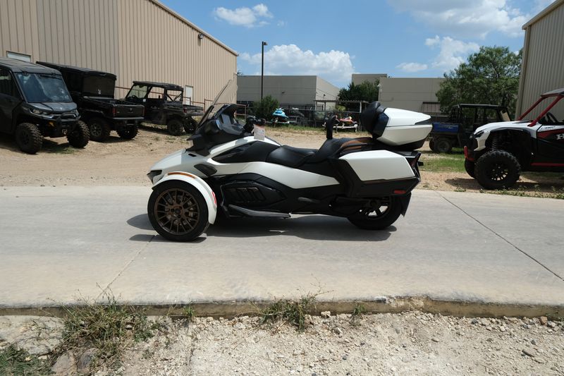 2024 Can-Am SPYDER RT SEATOSKY VEGAS WHITE SATINImage 18