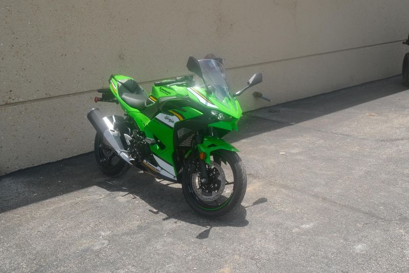 2025 Kawasaki NINJA 500 KRT EDITION SE ABS LIME GREEN AND EBONY AND PEARL BLIZZARD WHITE Image 19