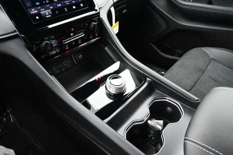 2025 Jeep Grand Cherokee Altitude XImage 28