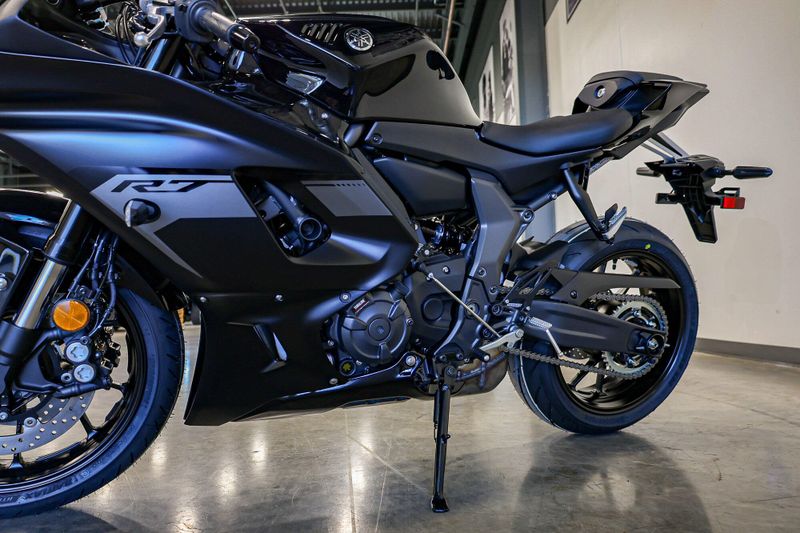 New 2025 Yamaha YZFR7 MATTE RAVEN BLACK Image 13