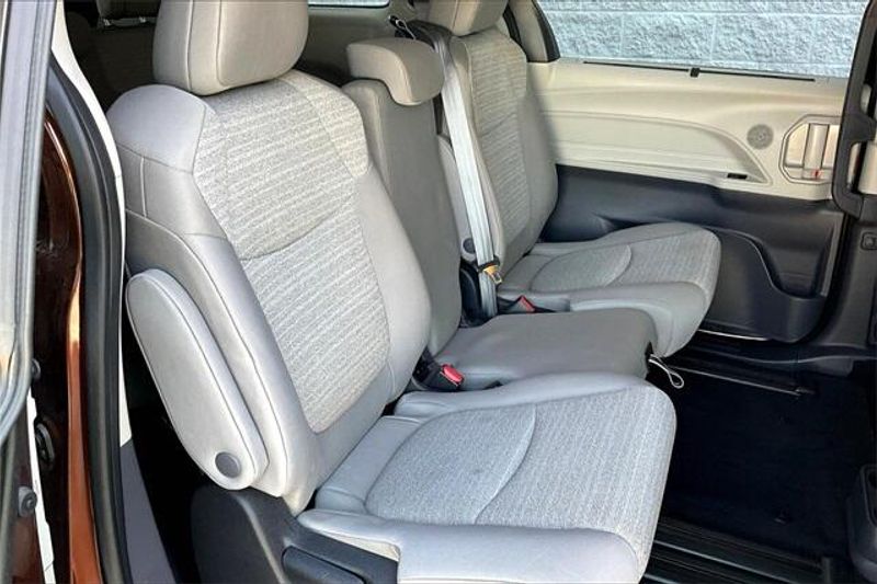Used 2022 Toyota Sienna LE HybridImage 26