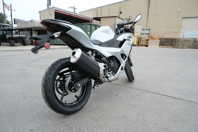 2025 Kawasaki NINJA 500 METALLIC MATTE WHITISH SILVER AND METALLIC MOONDUST GRAYImage 19