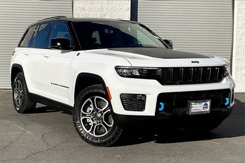 2024 Jeep Grand Cherokee Trailhawk 4xe in a Bright White Clear Coat exterior color and Global Blackinterior. I-10 Chrysler Dodge Jeep Ram (760) 565-5160 pixelmotiondemo.com 