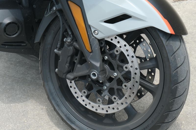 2021 Honda GOLDWING DCT DEEP PEARL GRAY Image 14