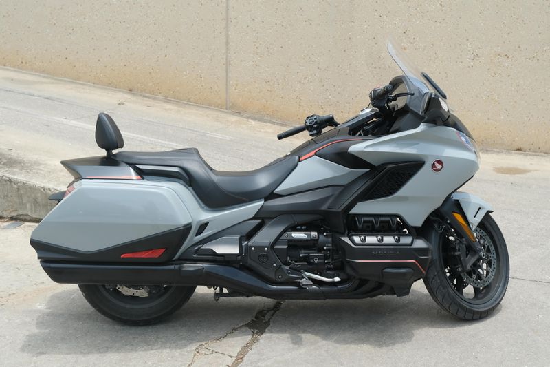 2021 Honda GOLDWING DCT DEEP PEARL GRAY Image 2