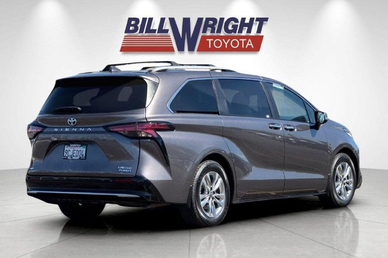 Used 2022 Toyota Sienna LimitedImage 3