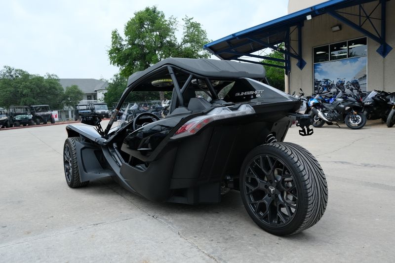 NEW 2025 POLARIS SLINGSHOT SL AUTODRIVE  in a JET BLACK exterior color. Family PowerSports (877) 886-1997 familypowersports.com 