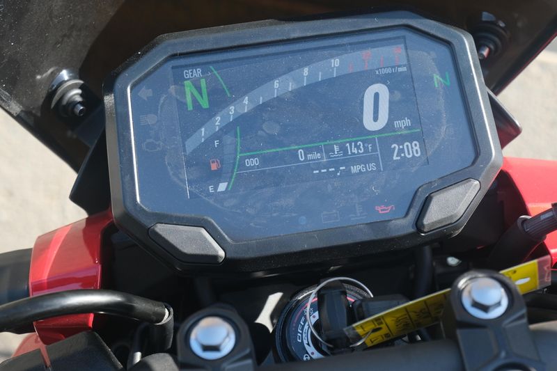 2025 Kawasaki Z500 SE ABS CANDY PERSIMMON RED AND METALLIC FLAT SPARK BLACK AND METALLIC MATTE GRAPHENESTEEL GRAY Image 9