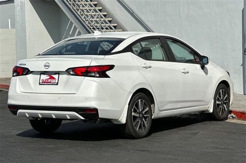 New 2025 Nissan Versa 1.6 SVImage 3