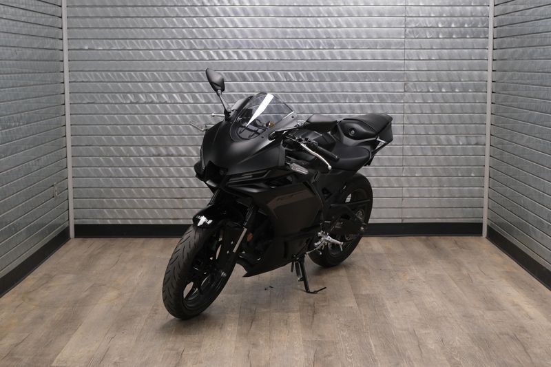 USED 2025 YAMAHA YZFR3 ABS Image 7