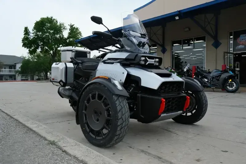 2025 Can-Am CANYON XT STERLING SILVER SATIN Image 1