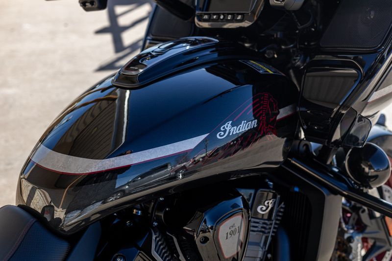 2024 INDIAN MOTORCYCLE CHALLENGER ELITE CHARCOAL CANDY AND BLACK CANDYImage 9