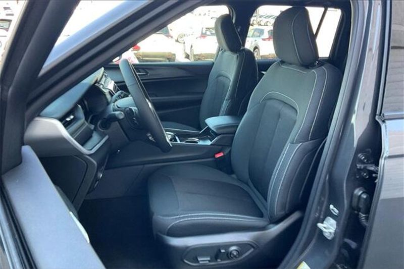 New 2025 Jeep Grand Cherokee Laredo X 4x4Image 8