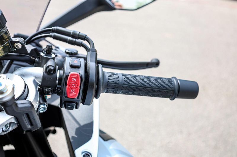 2025 CFMOTO 675 SS NEBULA BLACK Image 11