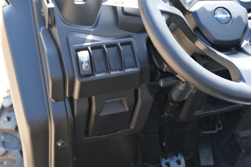 2025 Can-Am DEFENDER DPS HD7 COMPASS GREEN Image 11