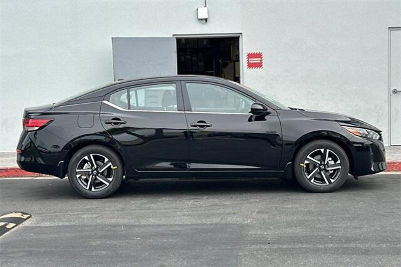 New 2025 Nissan Sentra SVImage 2