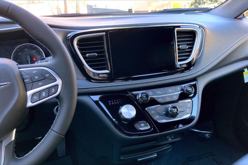 2026 Chrysler Pacifica photo 4