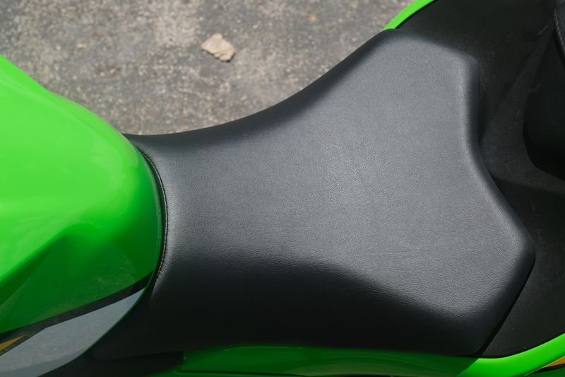 2025 Kawasaki NINJA 500 KRT EDITION LIME GREEN AND EBONY AND PEARL BLIZZARD WHITE Image 13