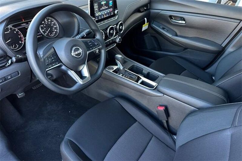 New 2025 Nissan Sentra SVImage 7