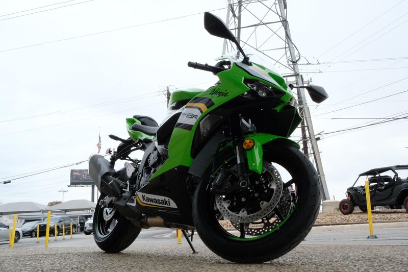 2025 Kawasaki NINJA ZX6R KRT EDITION ABS LIME GREEN AND EBONY AND PEARL BLIZZARD WHITEImage 18