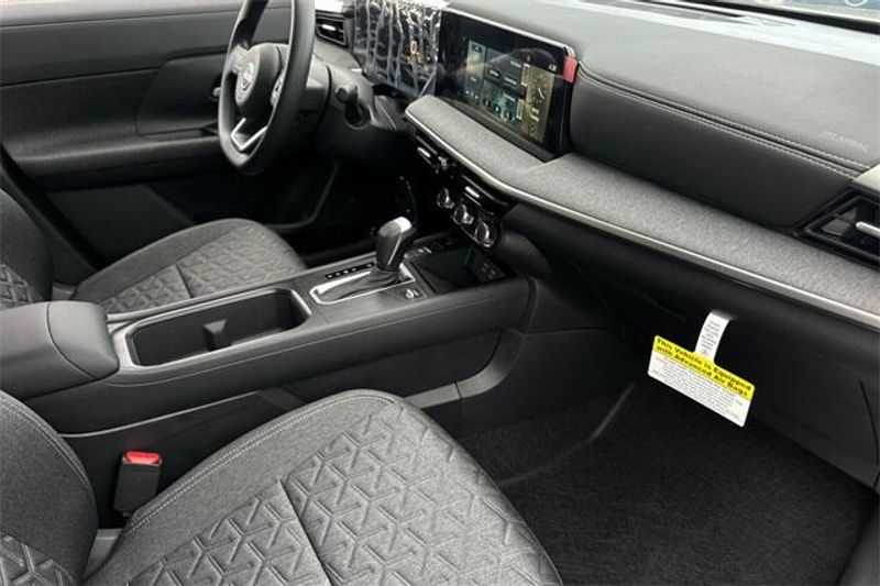 New 2025 Nissan Kicks SVImage 13