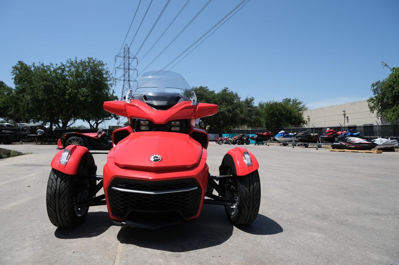 2024 Can-Am SPYDER F3 LIMITED PLASMA REDImage 4