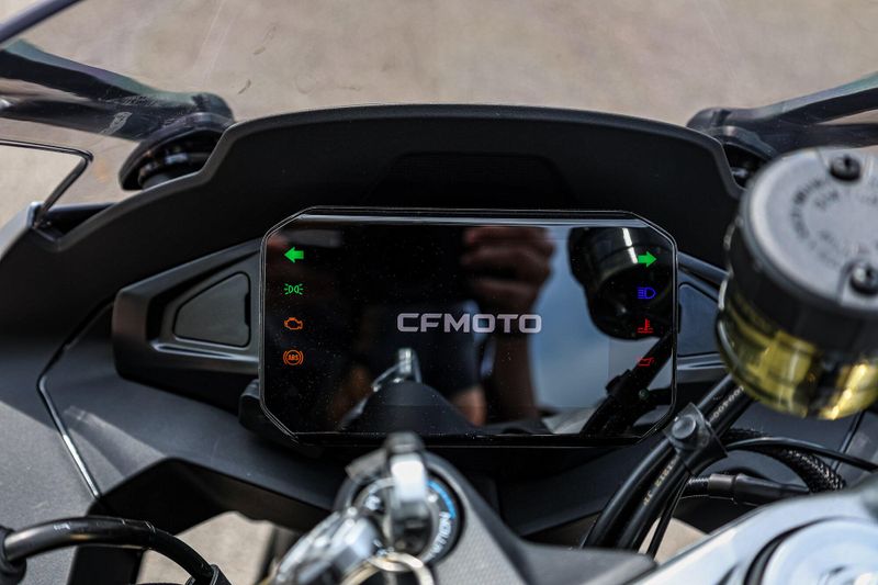 2025 CFMOTO 675SS  NEBULA BLACK Image 12