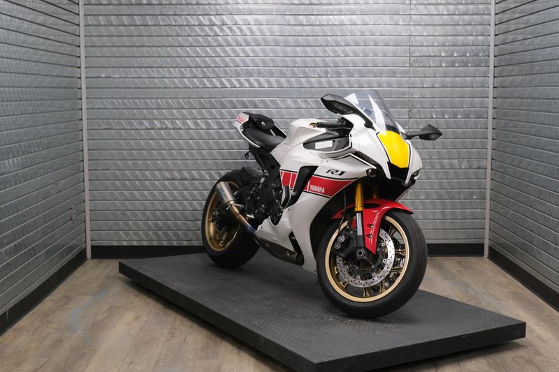 USED 2022 YAMAHA YZF-R1 Image 1